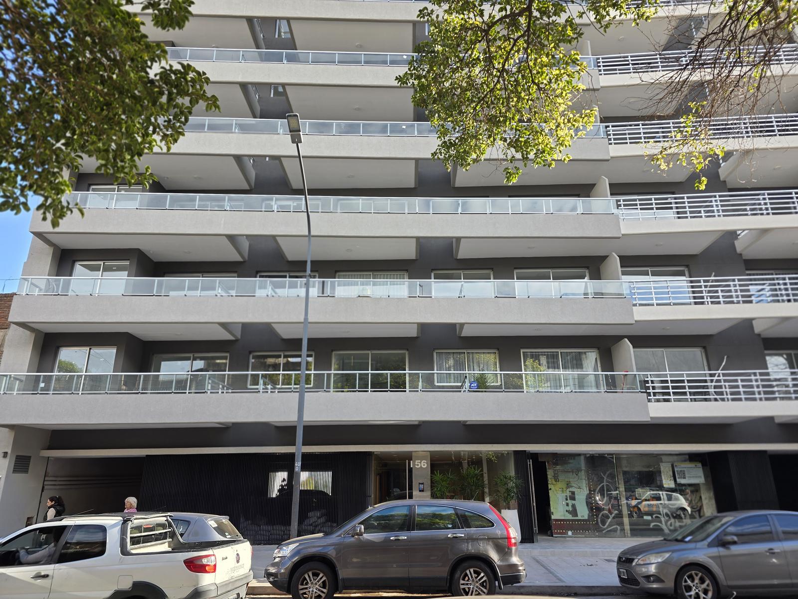 Fachada de un edificio moderno en Buenos Aires con balcones corridos